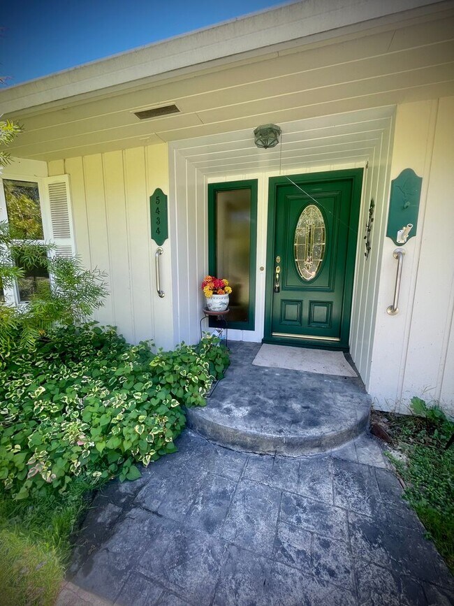 $3,900/month – Rare Country Feel On An Expansive Lot In One Of Santa Rosa's Desirable Neighborhoods! photo 4