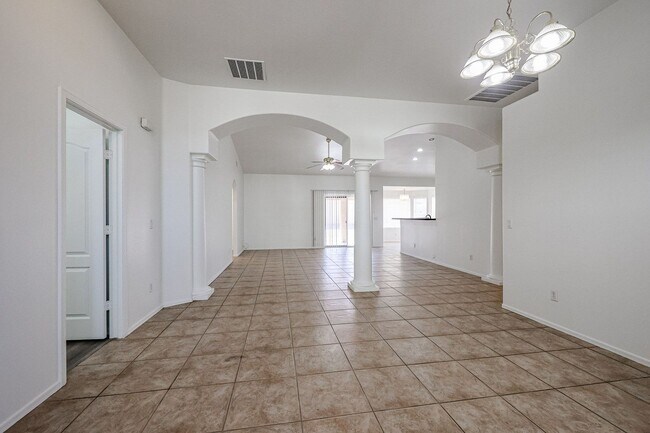827 W Allen St Phoenix, AZ 85041 photo 4