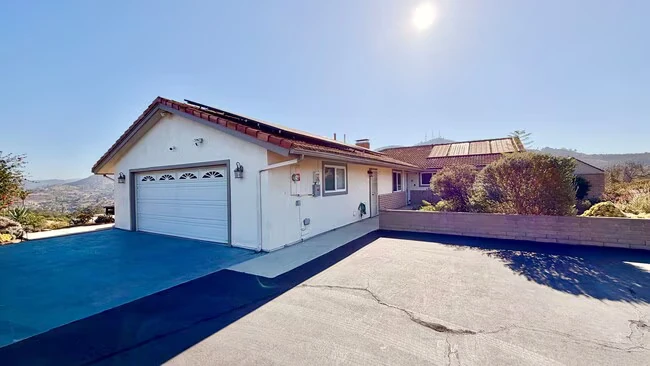 1509 Macadamia Dr Fallbrook, CA 92028 photo 2