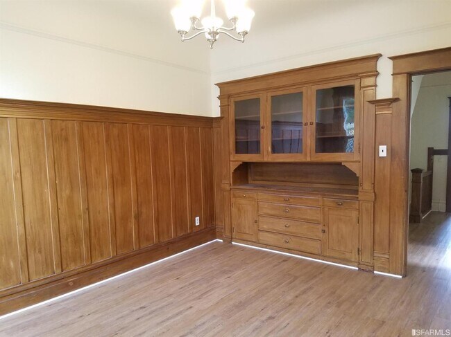 1662 Chestnut St photo 2