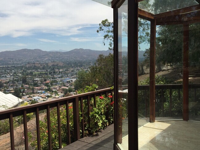 1360 Merritt Dr El Cajon, CA 92020