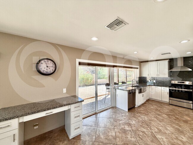 535 W Sweetwater Ave Phoenix, AZ 85029 photo 3