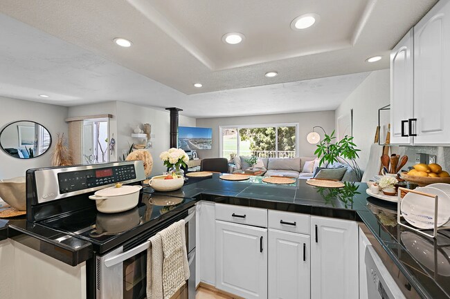 7525 Jerez Ct Carlsbad, CA 92009 photo 4