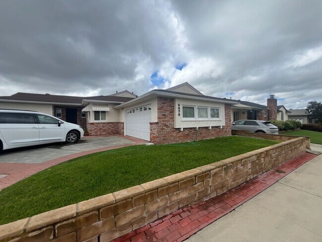 5673 Barclay Ave photo 2
