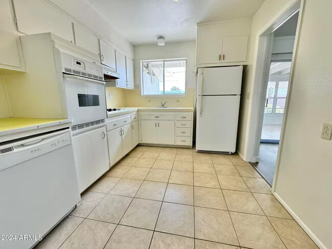 11013 N 110th Dr Sun City, AZ 85351 photo 2