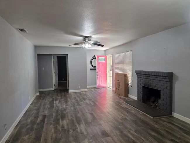 1225 W Beverly Pl photo 4