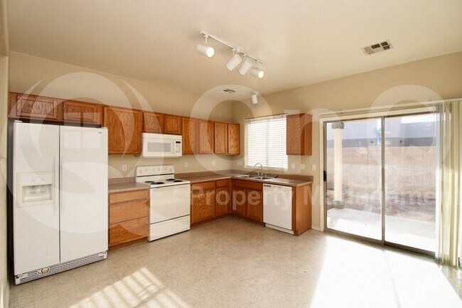2040 S Falcon Dr Gilbert, AZ 85295 photo 4