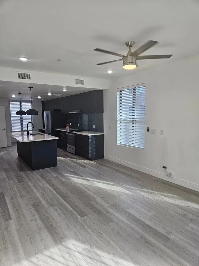 251 S Roosevelt St Tempe, AZ 85281 photo 2