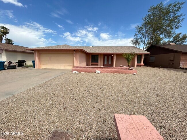 4014 W Christy Dr photo 2