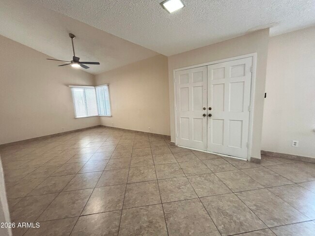 4014 W Christy Dr photo 4