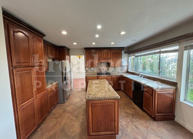 1839 Olympus Loop Dr Vista, CA 92081 photo 5
