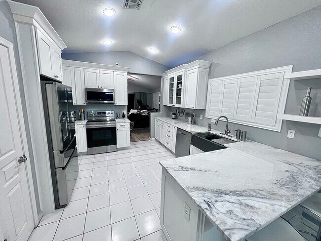 2229 E Soft Wind Dr photo 4