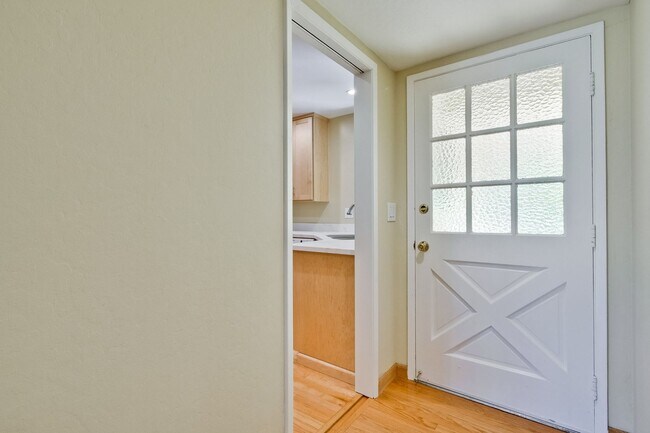1084 Bluebird Ave Santa Clara, CA 95051 photo 2