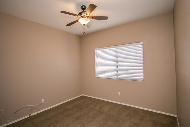 1944 E Saltsage Dr Phoenix, AZ 85048 photo 2