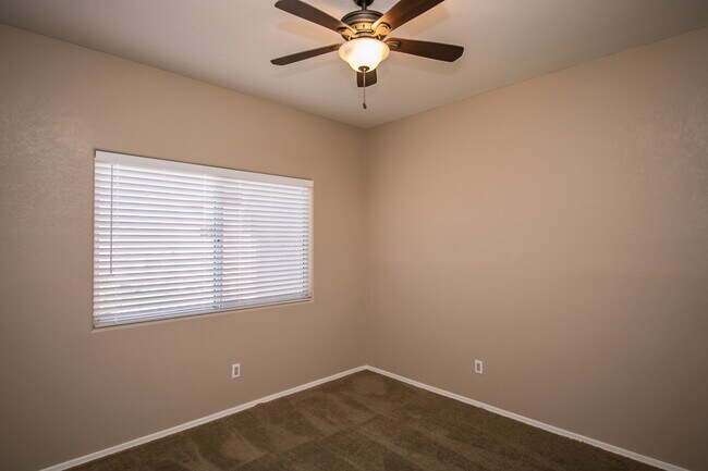 1944 E Saltsage Dr Phoenix, AZ 85048 photo 4