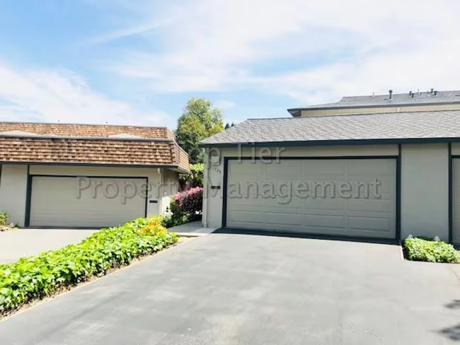 1725 Holland Cir photo 3