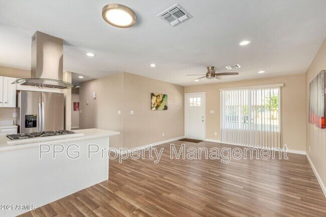 7361 W Shangri La Rd Peoria, AZ 85345 photo 4