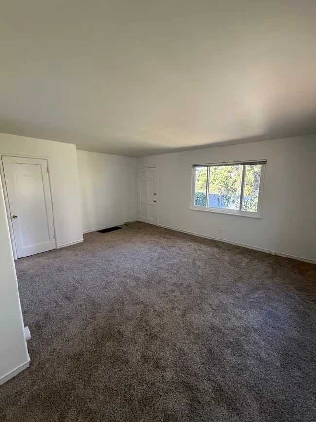 1934 E 30th St Oakland, CA 94606 photo 4