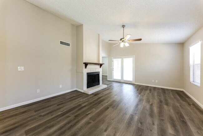 8938 N 64th Ln Glendale, AZ 85302 photo 4