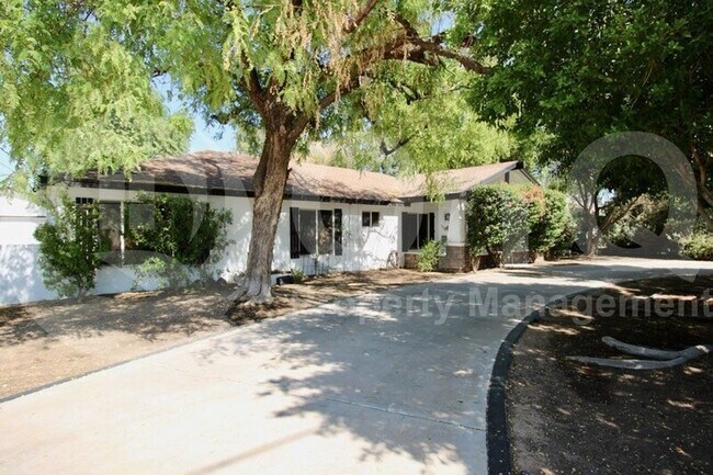530 E Rose Ln Phoenix, AZ 85012 photo 2