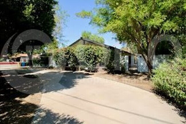 530 E Rose Ln Phoenix, AZ 85012 photo 3