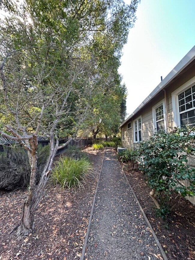 2BR/1BA Single Family House on Summerfield Rd · Santa Rosa photo 2
