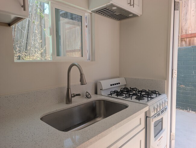 2713 Clovis St photo 3