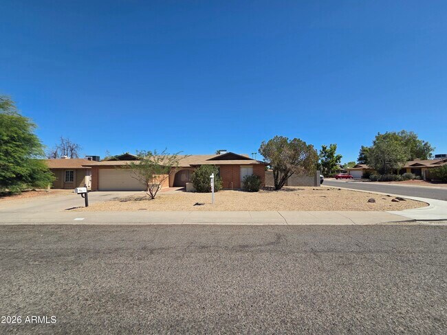 3746 W Surrey Ave Phoenix, AZ 85029 photo 2