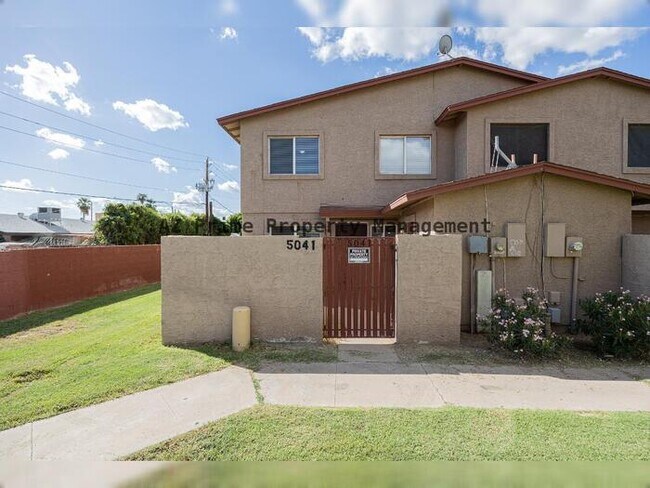 5041 N 39th Dr Phoenix, AZ 85019 photo 2