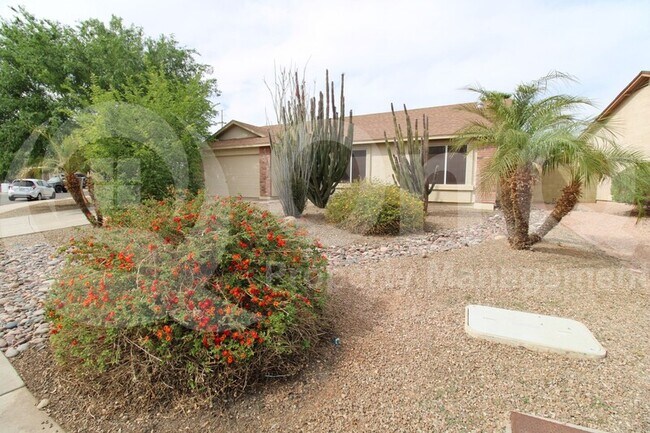 941 S Wanda Dr Gilbert, AZ 85296 photo 2