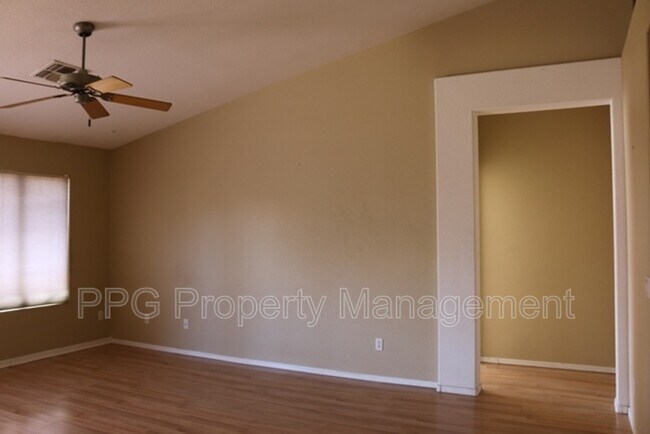 2370 S Walnut Dr Chandler, AZ 85286 photo 4