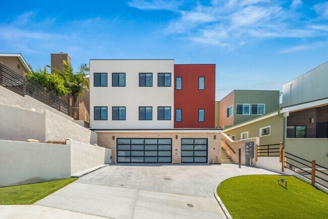 1251-1253 Van Nuys St San Diego, CA 92109 photo 2