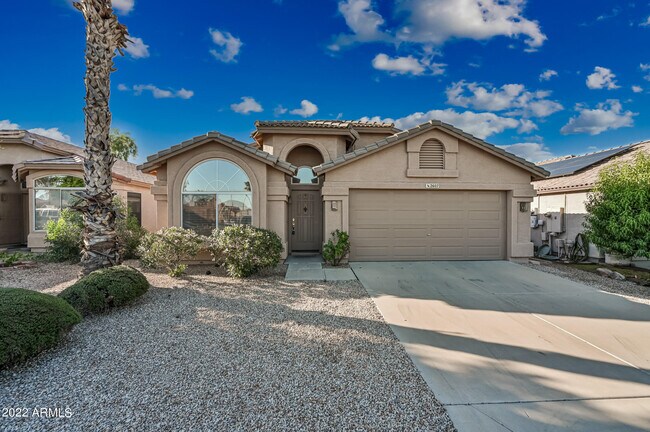2607 E Anderson Dr photo 2
