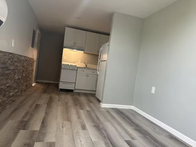 1007 Center Ave photo 4