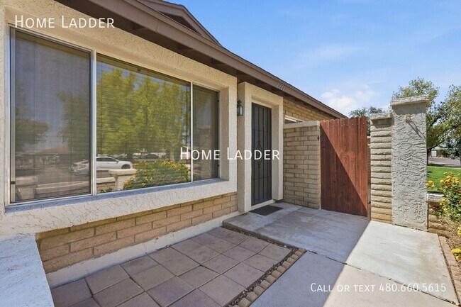 1021 W Laguna Dr photo 4