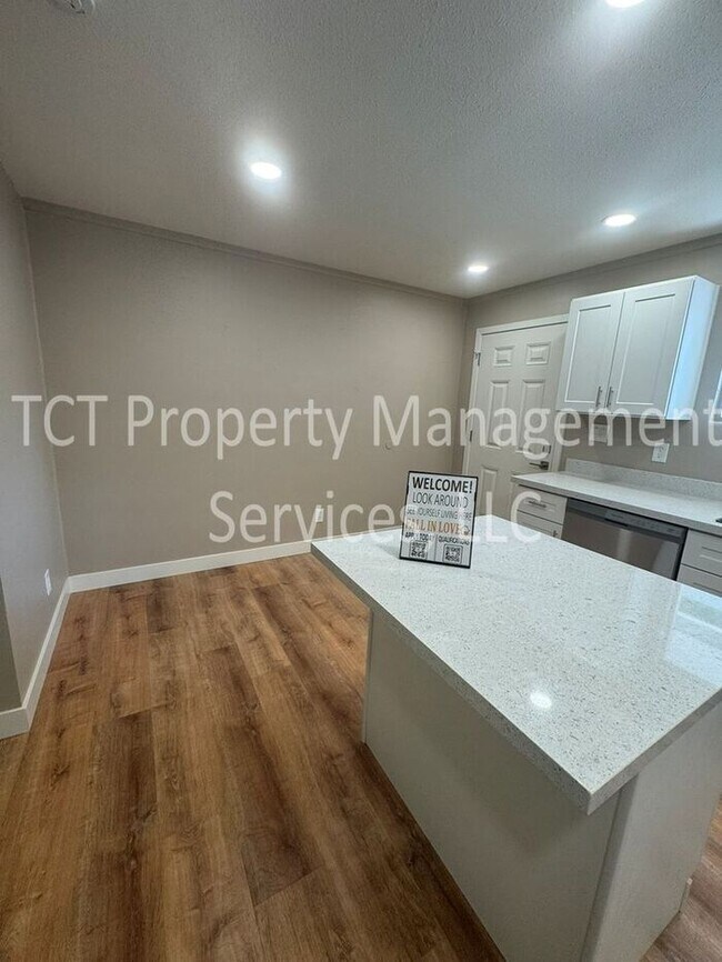501 E Erie St Chandler, AZ 85225 photo 4