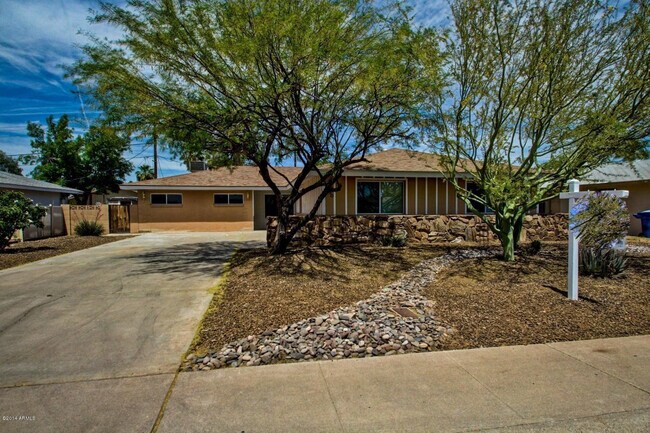 1030 E Manhatton Dr Tempe, AZ 85282 photo 2