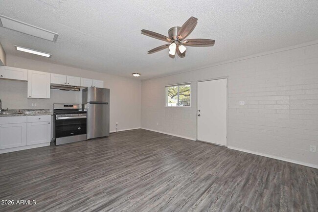 730 E Siesta Dr Phoenix, AZ 85042 photo 2