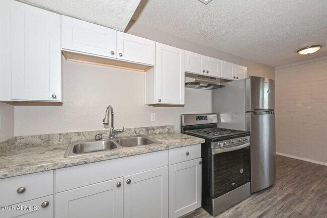 730 E Siesta Dr Phoenix, AZ 85042 photo 4