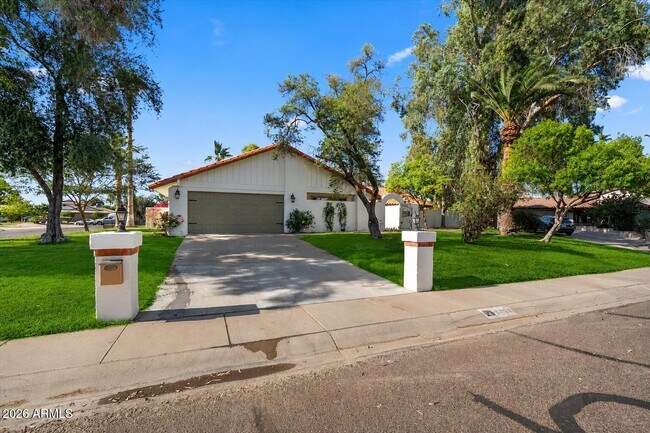 1756 W Echo Ln Phoenix, AZ 85021 photo 2
