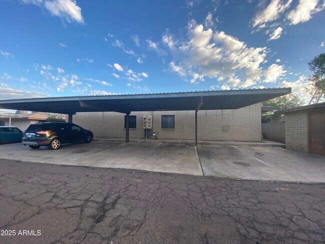 422 W Pebble Beach Dr Tempe, AZ 85282