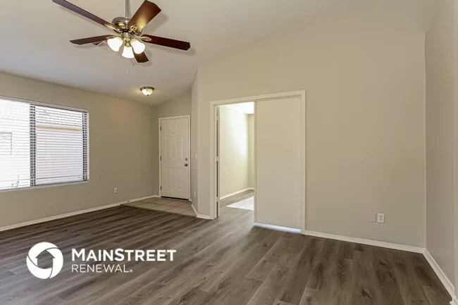 8818 W Loma Ln Peoria, AZ 85345 photo 4