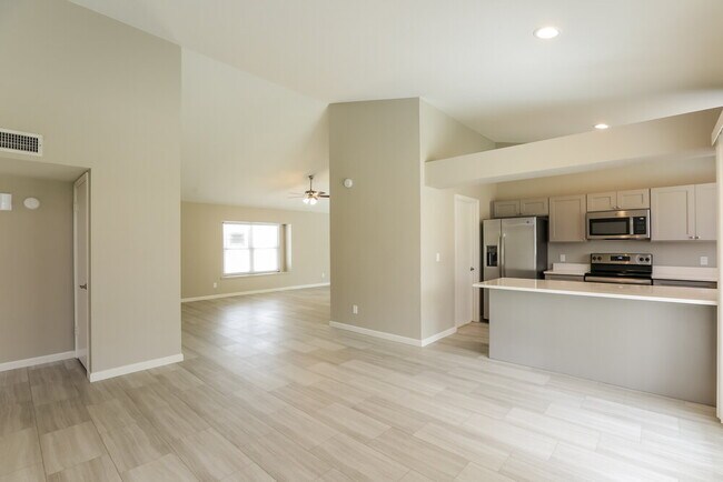 1237 E Wickieup Ln photo 5