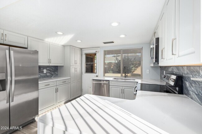 14237 N 41st Dr Phoenix, AZ 85053 photo 3
