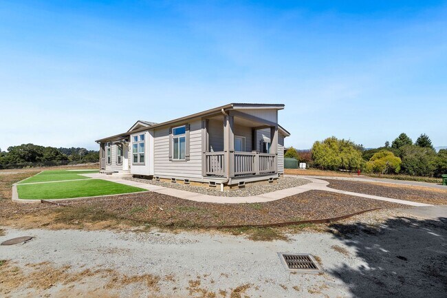 517 Calabasas Rd Watsonville, CA 95076