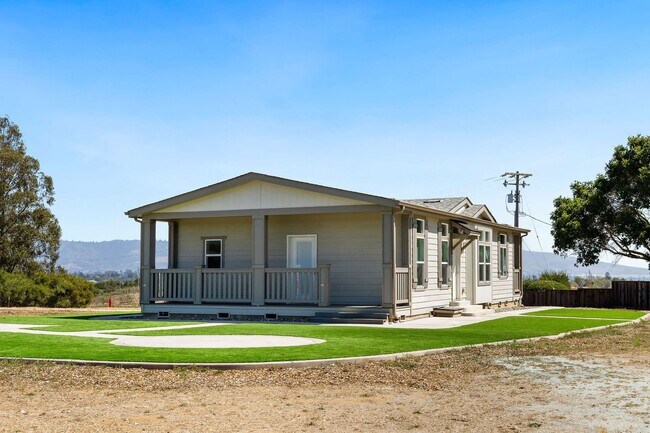 517 Calabasas Rd Watsonville, CA 95076 photo 2