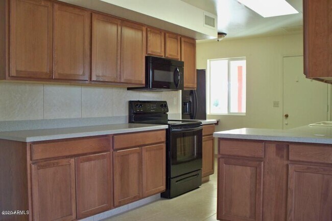 10772 W Crosby Dr Sun City, AZ 85351 photo 3