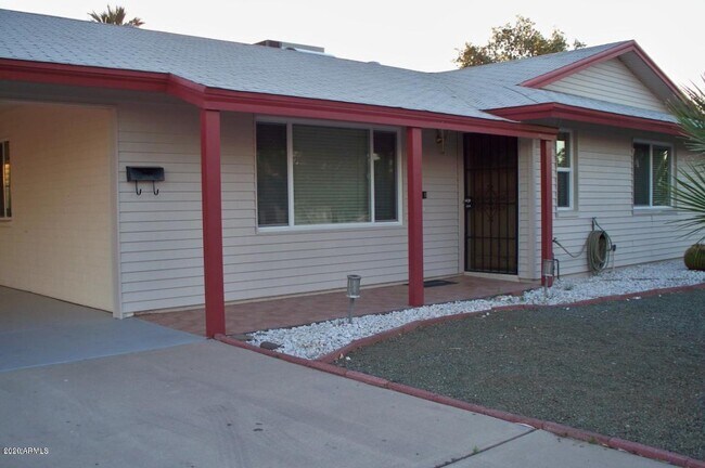10772 W Crosby Dr Sun City, AZ 85351 photo 2
