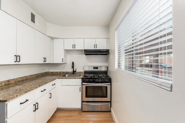1231 E Thomas Rd Phoenix, AZ 85014 photo 4