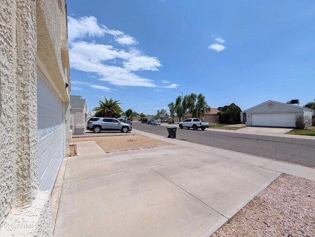 2824 W Angela Dr Phoenix, AZ 85053 photo 5